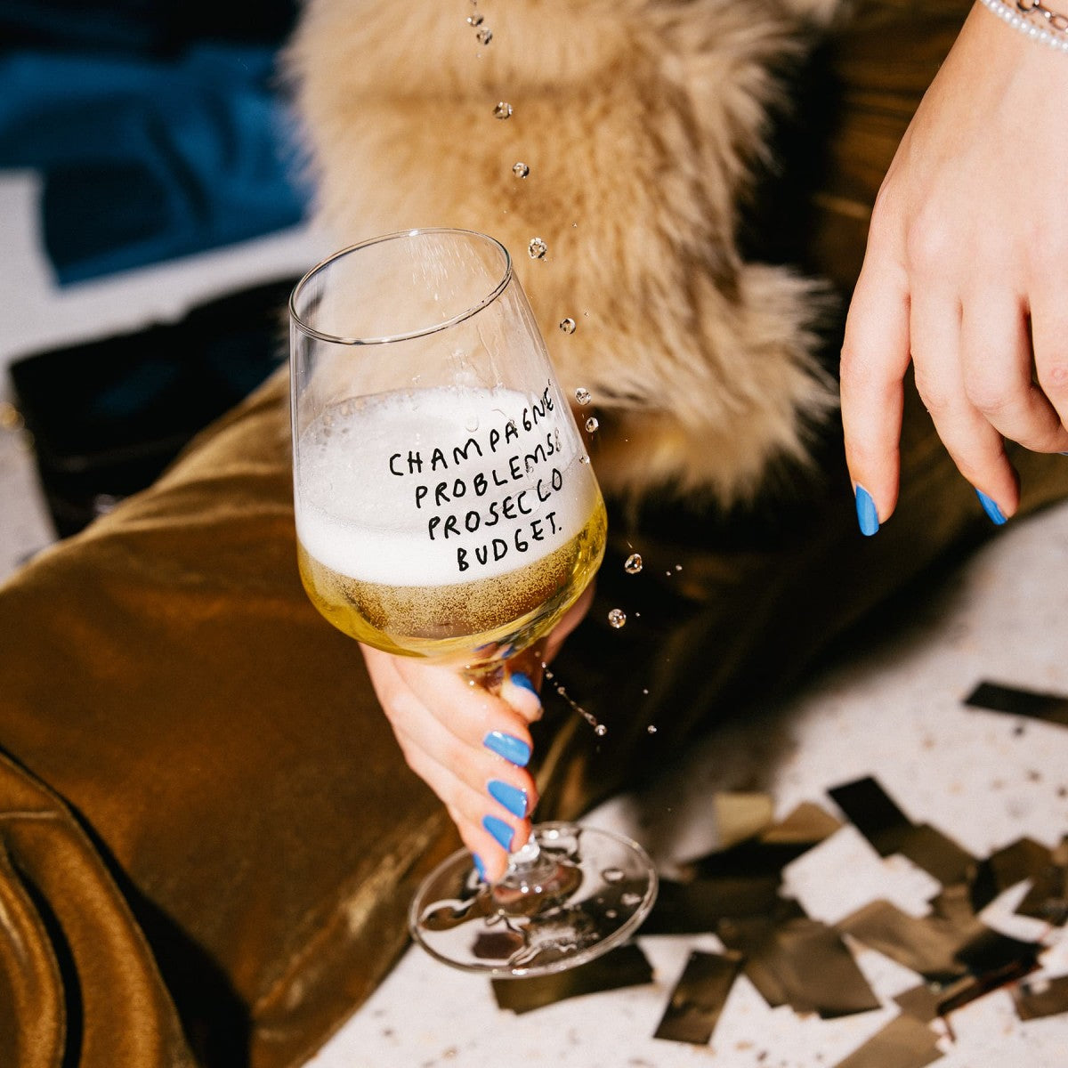 Weinglas Champagne Problems. Prosecco Budget.